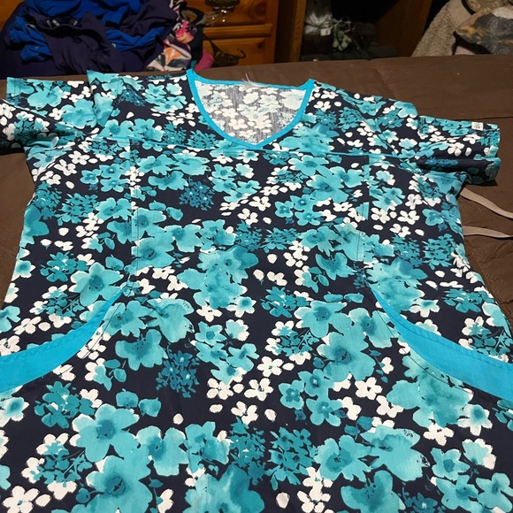 Scrub top. Small - Picture 2 of 2
